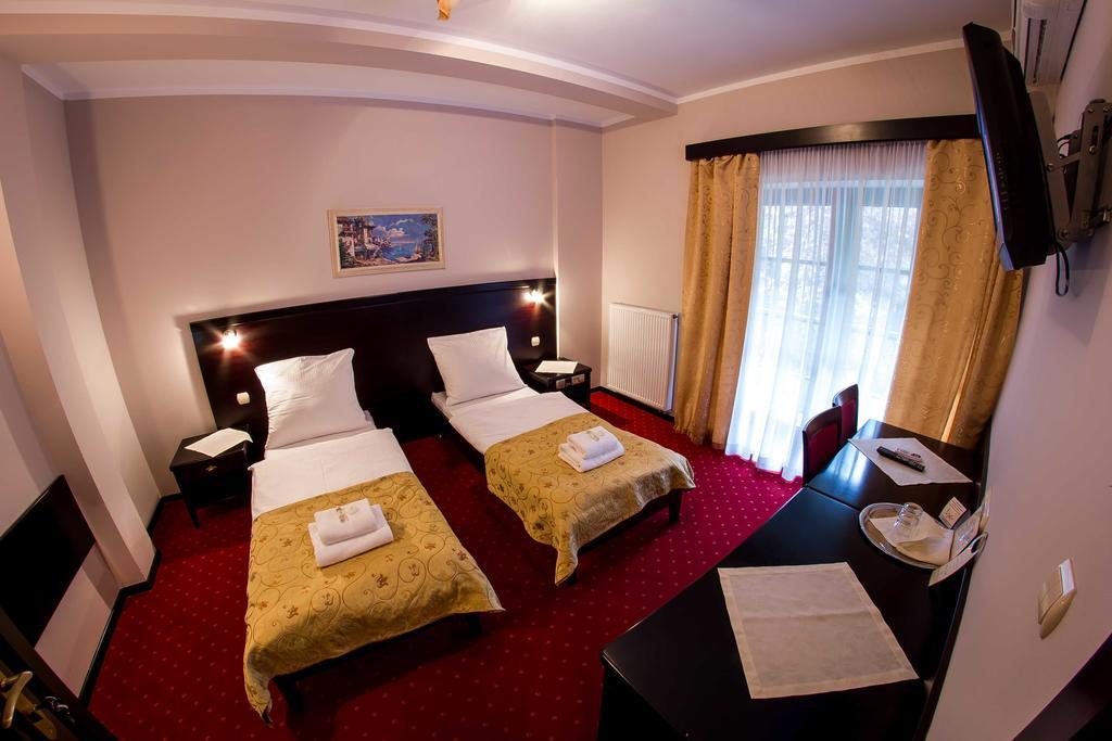 Hotel Maria Strzelin Bagian luar foto
